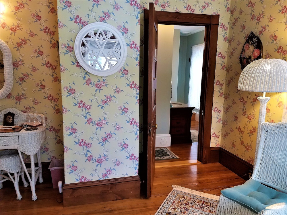The Jeweled Turret Inn