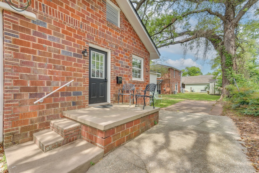 3 Blocks to Pensacola Bay: Charming Apartment!