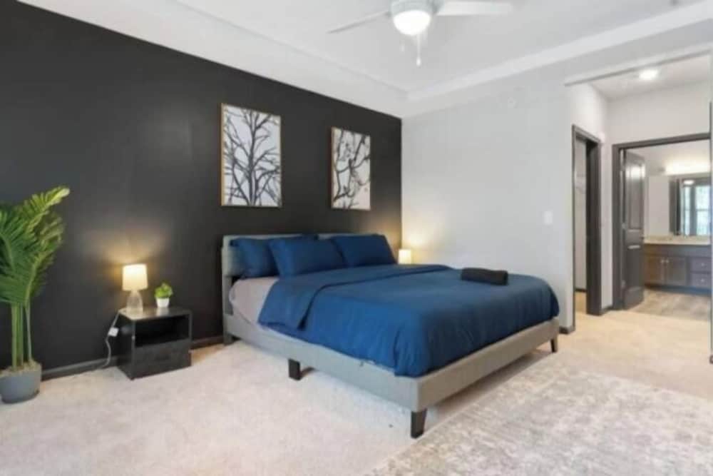 Luxe King 2BR Suite in North Raleigh