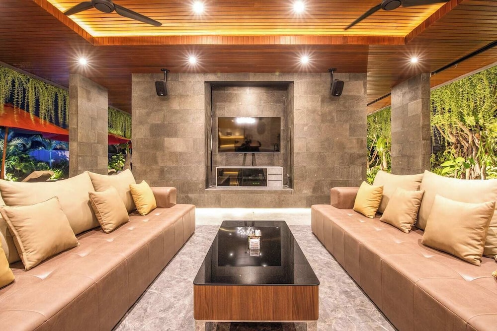 Exquisite 5BR Villa: Premier Luxury in Seminyak