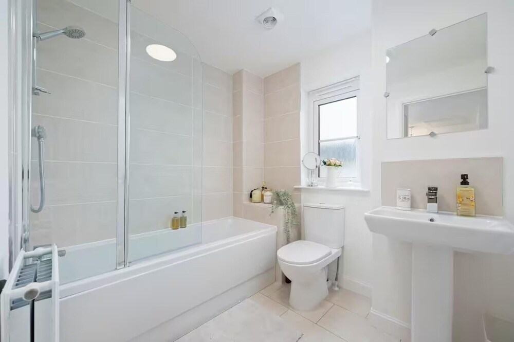 Stylish House in Perth-hot Tub-garden-sleeps 6
