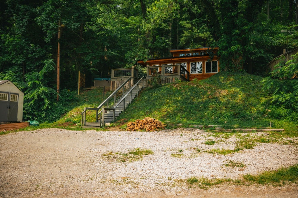 Lakefront Hilltop Cabin Hot tub Firepit