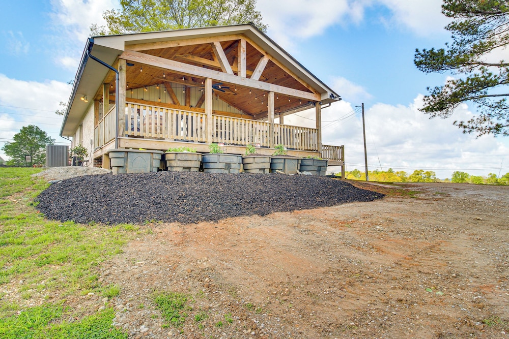Deck & Yard: 'margy's Farmhouse' in Jasper