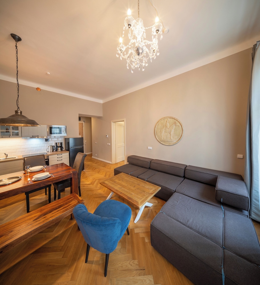 1 Bed Flat - Sleeps 5 - Parking - Wifi