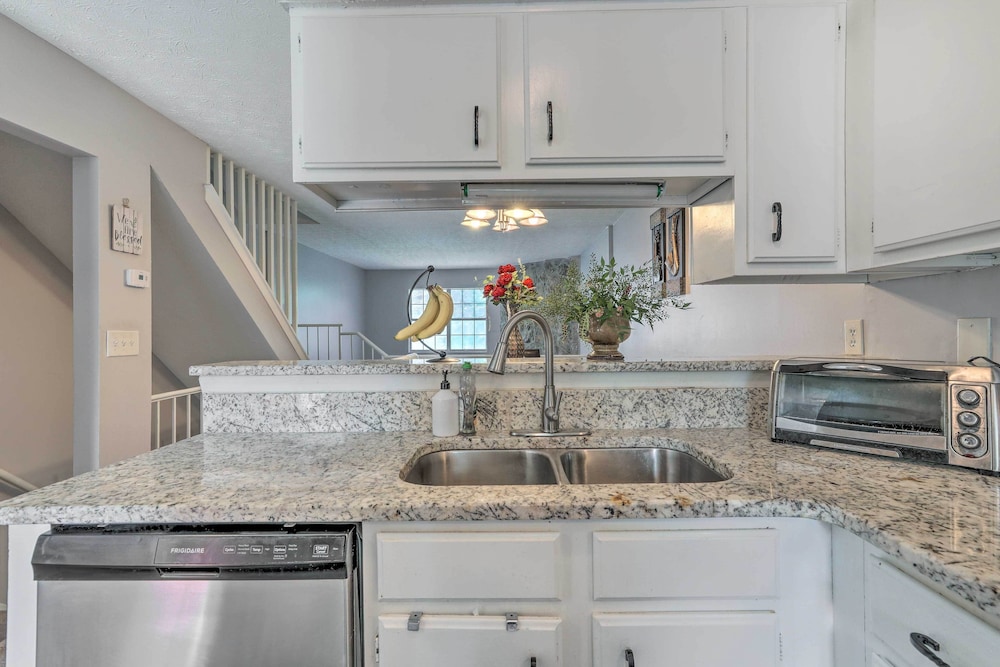 Norcross Townhome ~ 18 Mi to Dtwn Atlanta!