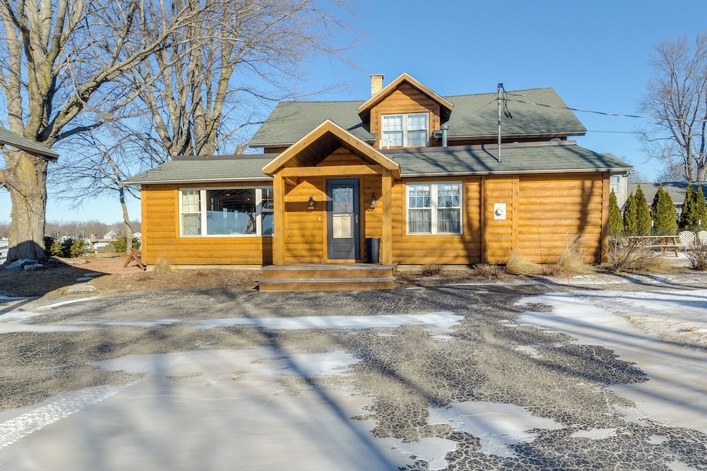 Lakefront Cabin w/ Shared Beach in Cecil!