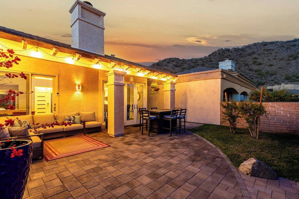 Mtn & City Views: Stunning Villa in Phoenix!