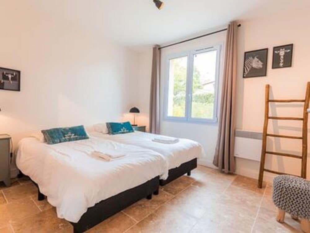 Spacious Villa With Large Garden en Vasles