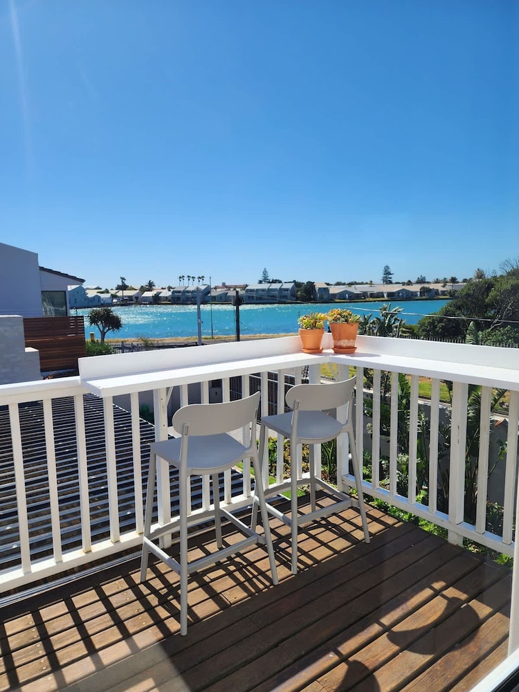 Flamingo Villa Beach Pool Luxury Solar Back Up