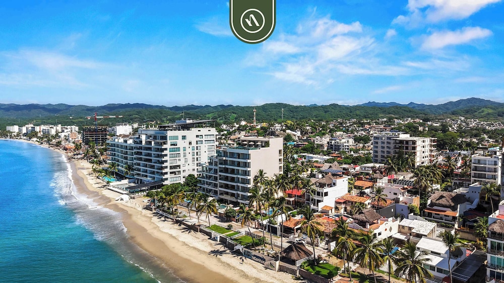 New Stylish 1 BR Condo - Ocean Views - Flex Room