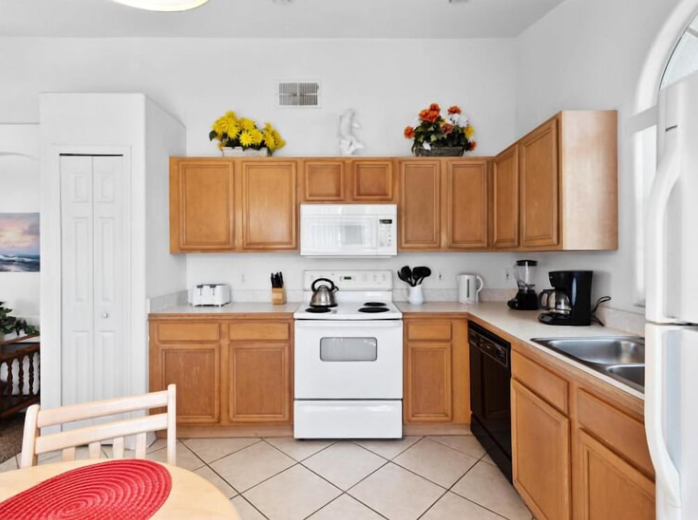 Sunny Private Pool & Spa & Fenced Yard. Nr Parks