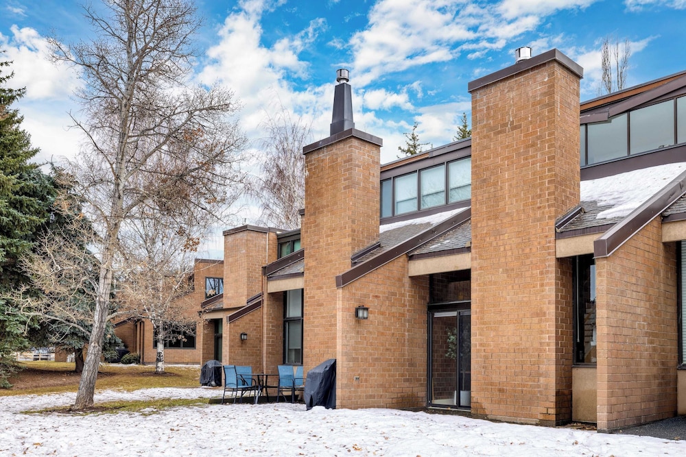 Parkside Condo by Avantstay Walk to Ski Lifts + Town Pool & Hot Tub Access
