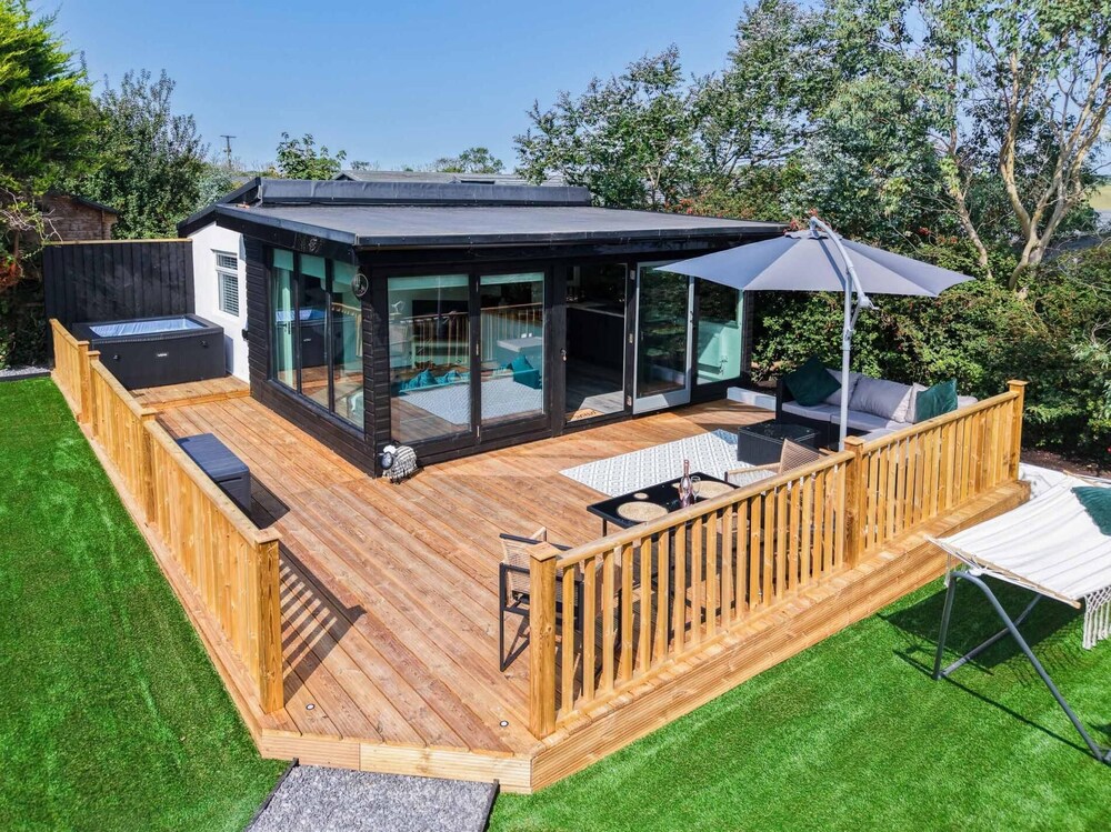 Cedars Lodge - Hot Tub - Penally - Tenby