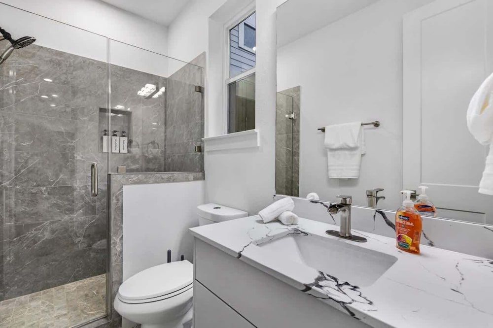 Houston 6 Bedroom Home