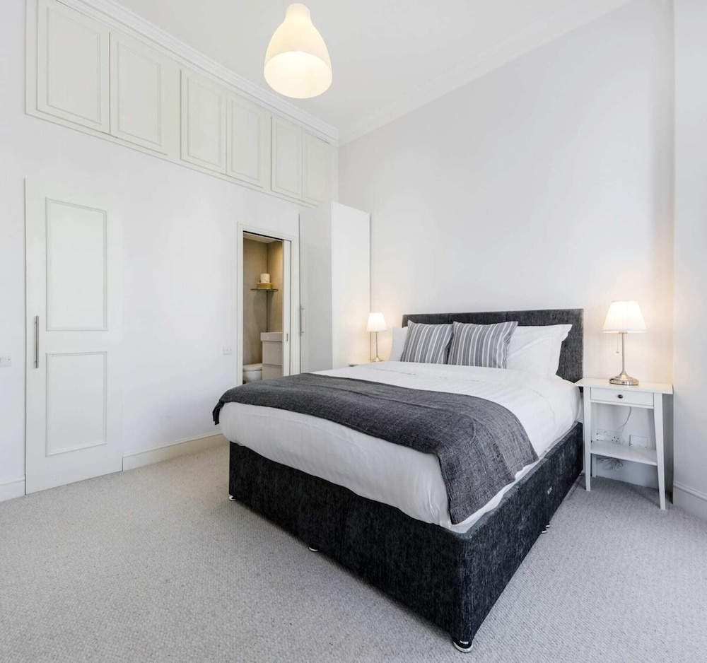 Elegant Earl's Court 2 bed 2 Bath Near Tube