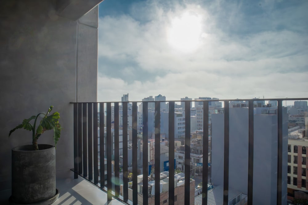 w Impressive 2BR With Balcony in Miraflores