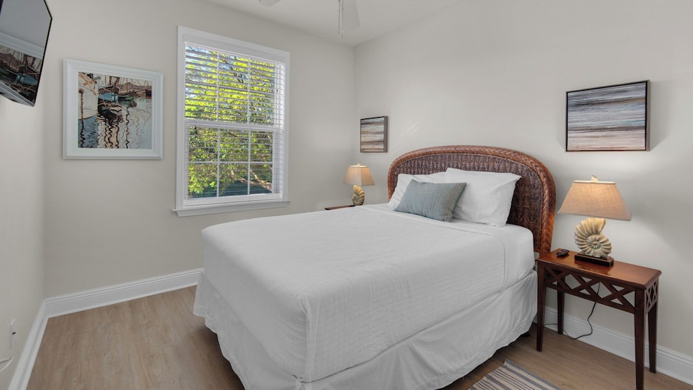3br/2ba, Sleeps 6, BBQ Grill, Pool, Beach Access + Free Attraction Tickets!