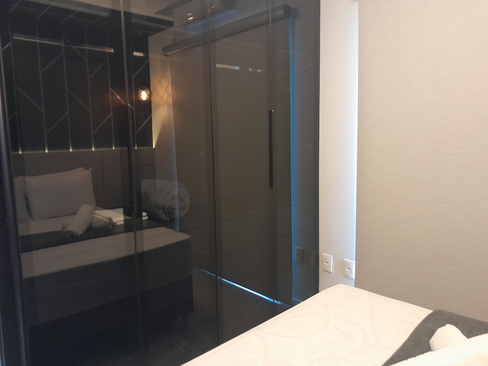 Your Exclusive Stay Just Steps From the sea in Meia Praia - FFS II