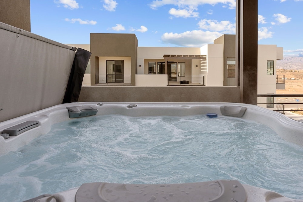 Weekend Vibes 5 Bedroom Townhouse