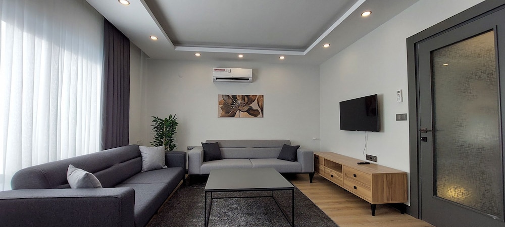 New Flat Large Living Space 5 Close to Lara Beach