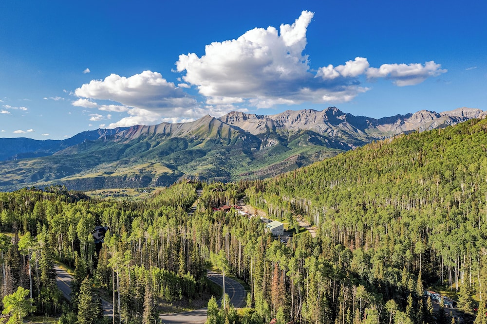 Stunning Views! Ski-in/out Mountain Village Cabin