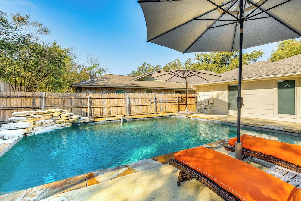Outdoor Entertainment Space: Austin Family Home