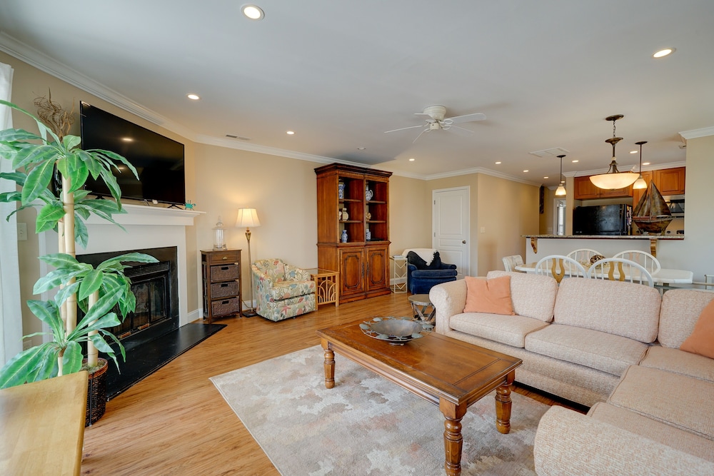 Condo w/ 2 Decks - Steps to Wrightsville Beach!