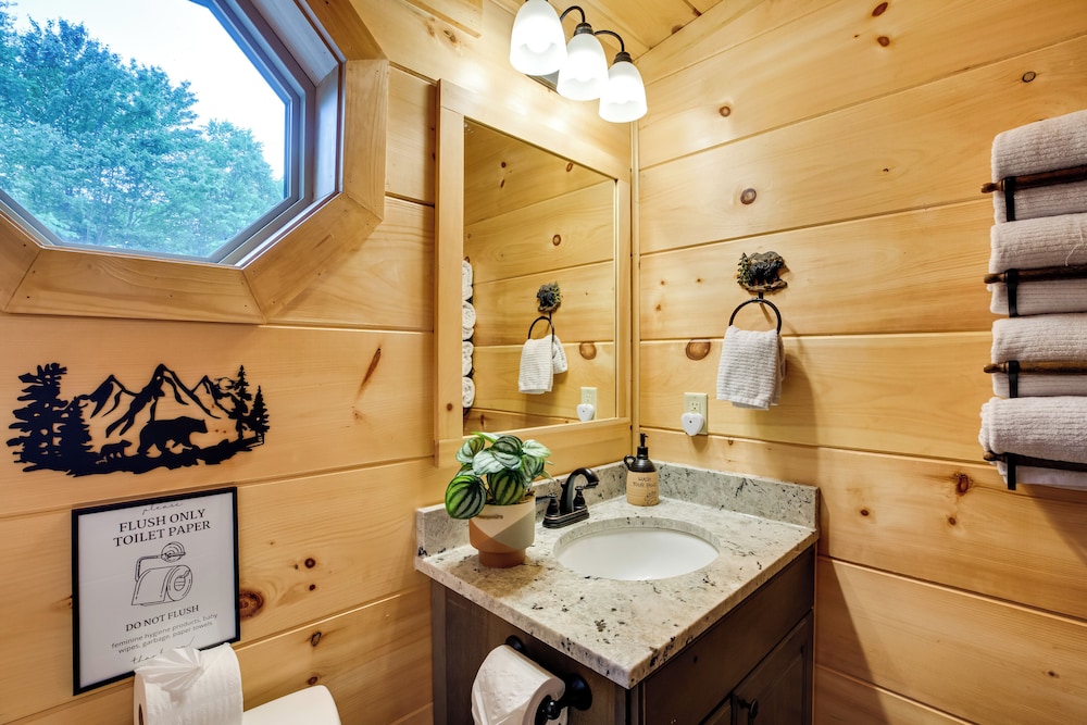 Lakefront Cabin in Elk Park w/ Hot Tub & Mtn Views