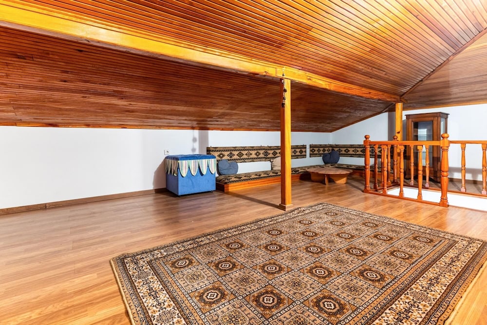 Chic Residence w Balcony 10 min to Hilltown Mall