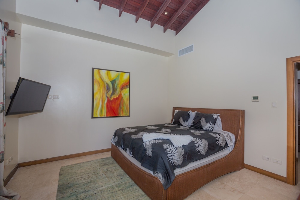 Pristine Bay 1003 3 Bedroom Home by RedAwning view 4