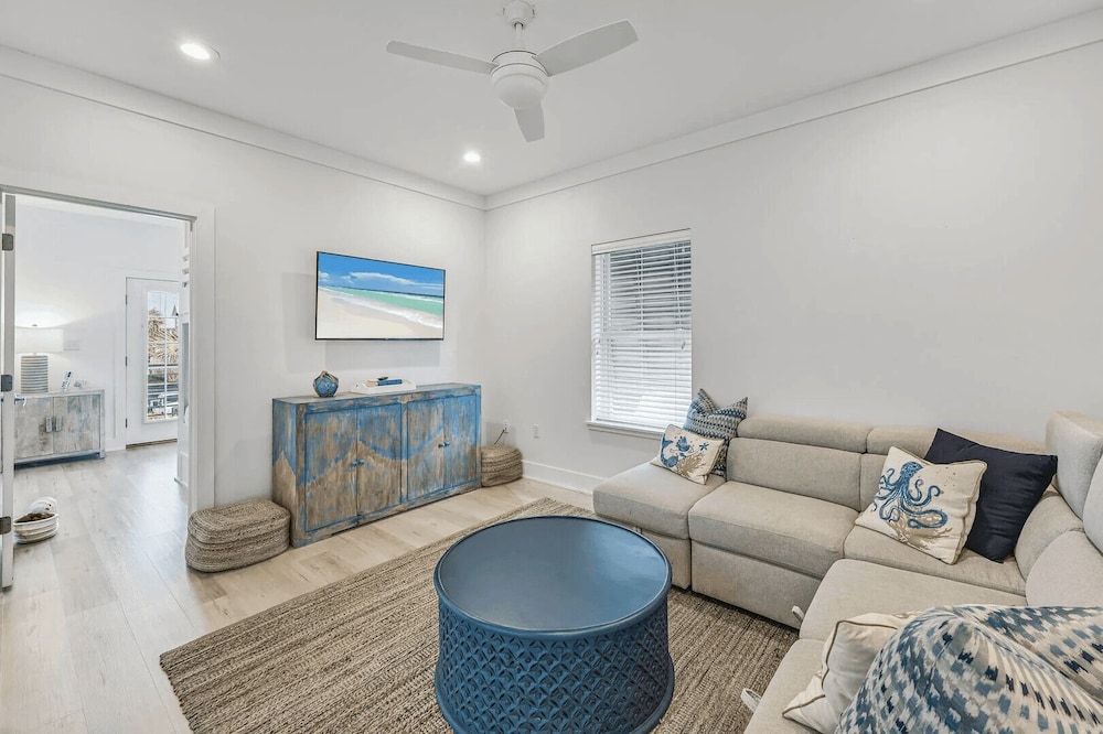 All Decked Out by Avantstay Pool & Private Beach Access, Bikes Provided