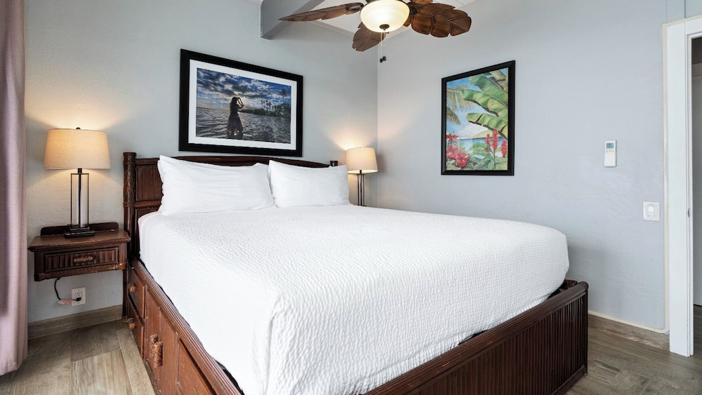 Stunning Top Floor Ocean Front Condo AC & Wifi