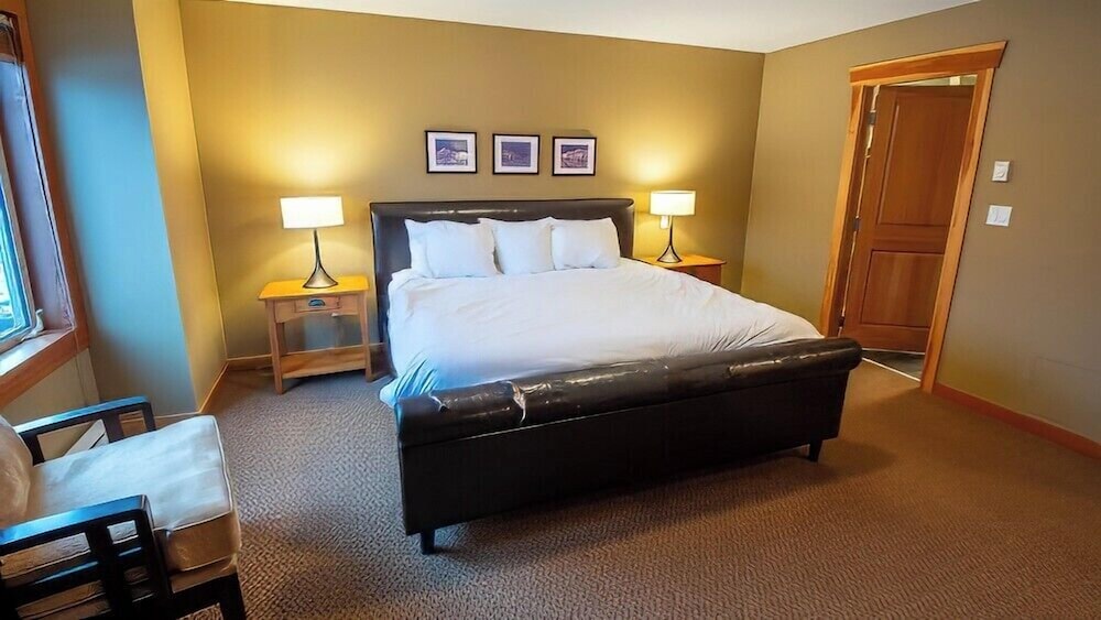 Pinnacle Ridge Chalets by Fernie Lodging