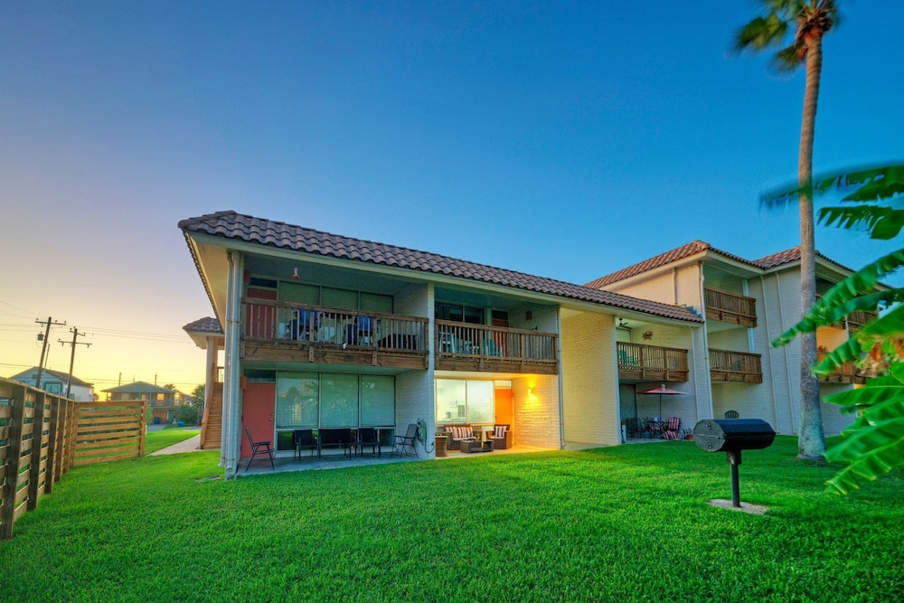 Tropical Haven by Avantstay 4min Walk to Beach Pool Remodeled Interior