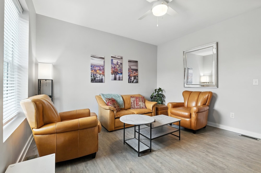 Cozy Historic Row Home- Near Stadiums! 3 Bedroom Home