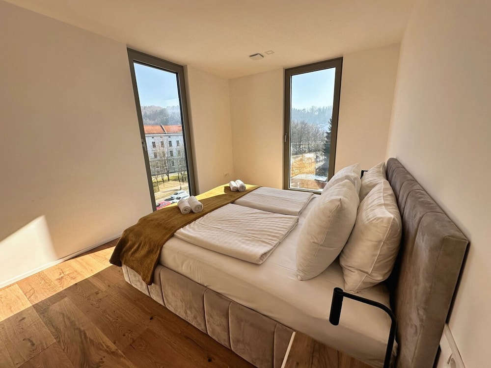 Garden Residence - Premium Castle View Apartment