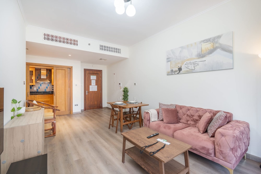 Magnificent 1 BR Apt Situated on a Prime Location