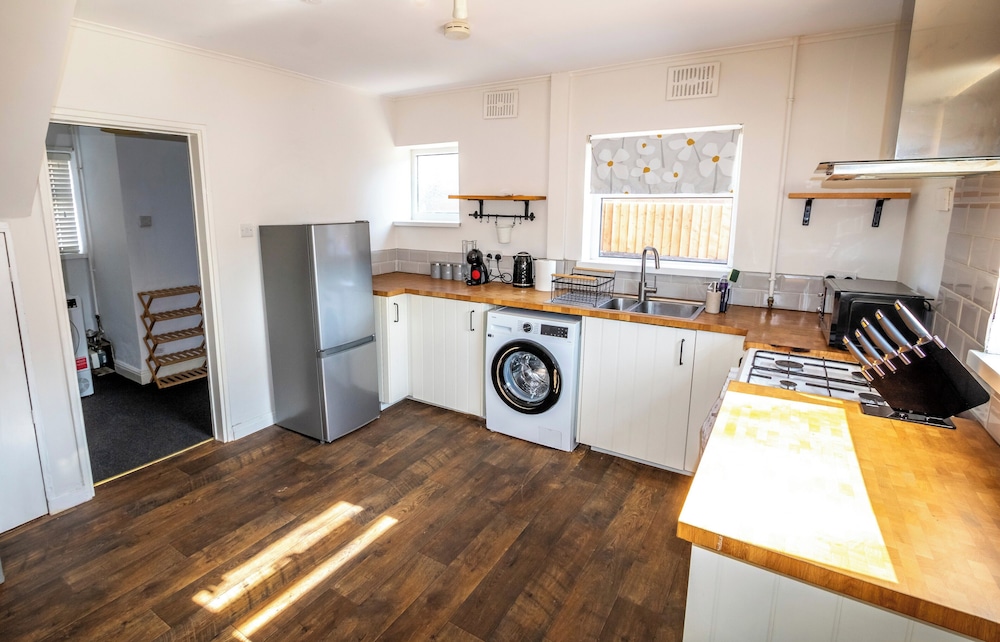 3 Bed Home - Sleeps 8 - Stoke City fc - Parking