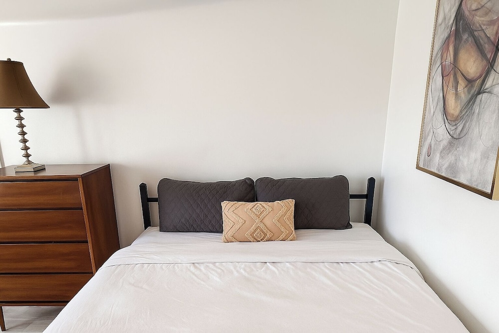 Detroit 4BR Home Bathtub & Pet Friendly Stay