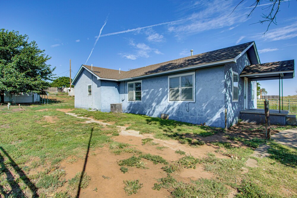 2 Mi to Phillips 66 Refinery: Home w/ Yard
