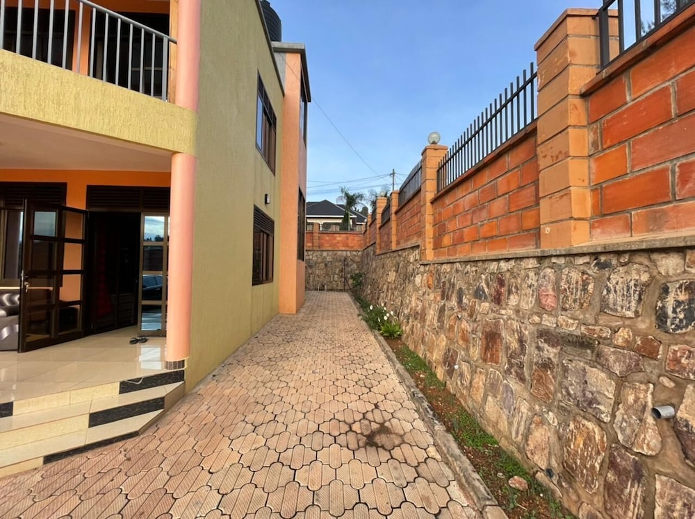 The Mugabi's Spacious Private Room