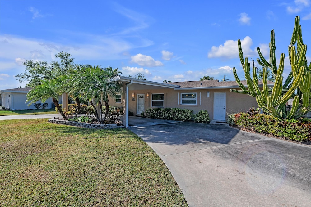 Comfy Home W/ Heated Pool Near Siesta Key Beach 2 Bedroom Home