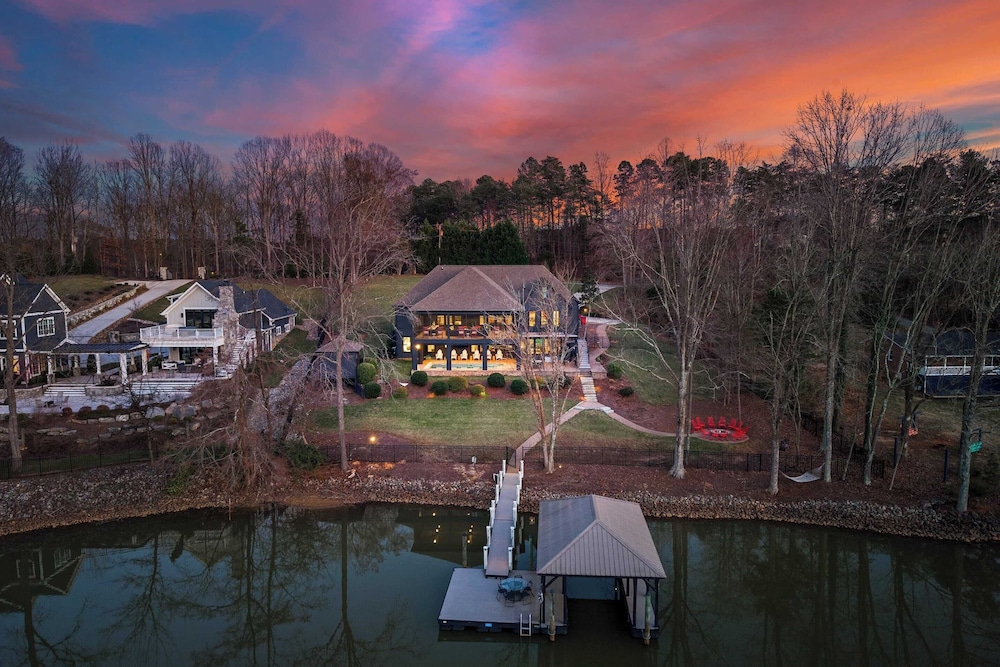 Luxury Lakefront Stay Private Dock, Indoor/outdoor Pool The Retreat