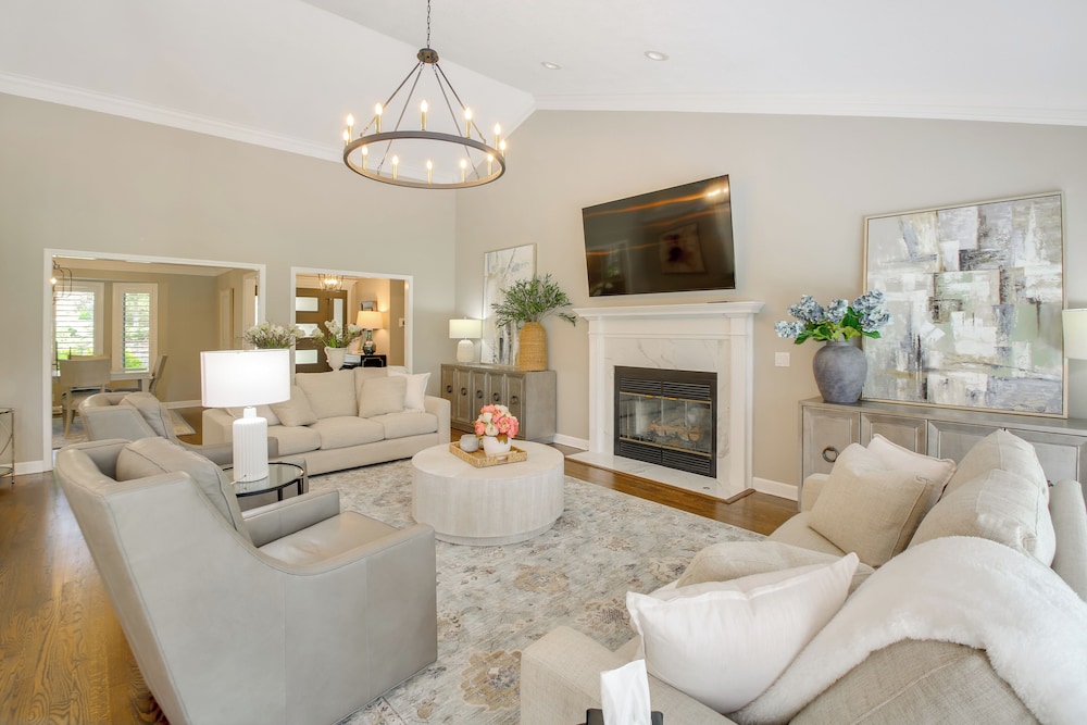 Golf Course View: Elegant Hot Springs Village Home