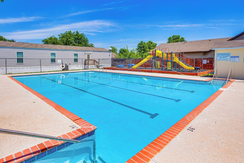 13 Mi to Okc: Edmond Home w/ Pool Access!