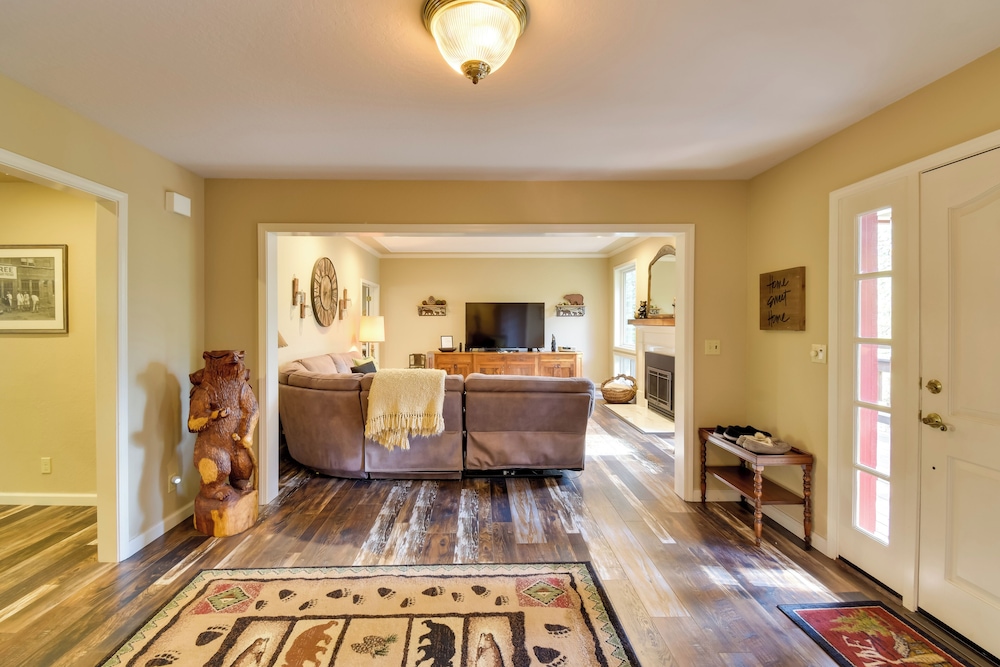 Hot Tub + Pool Table: Cabin Near Calaveras Park!