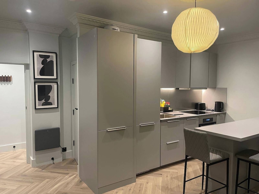 Nw119sg-modernapt-2guests-2br-1minhighstreet