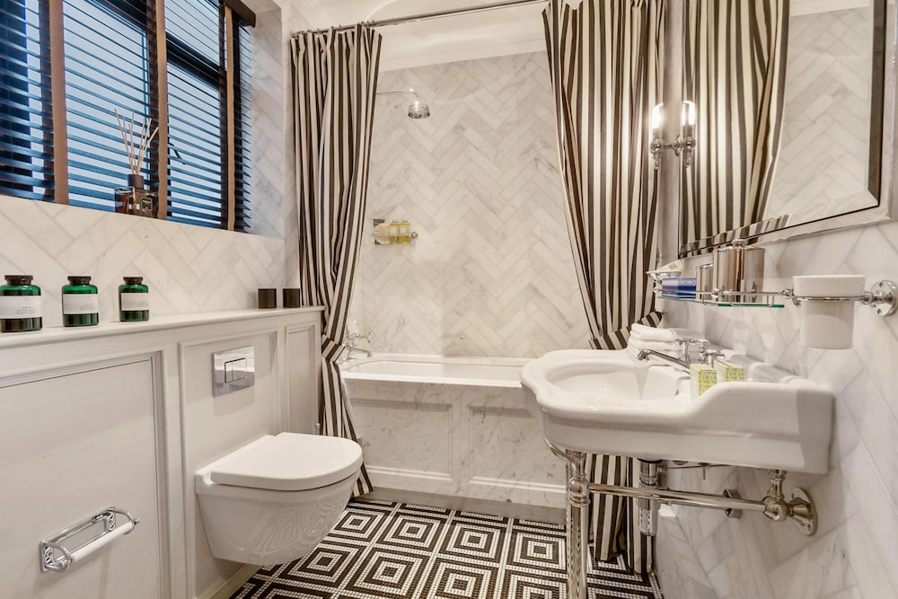 Knightsbridge 3-bed 2-bath by Harrods