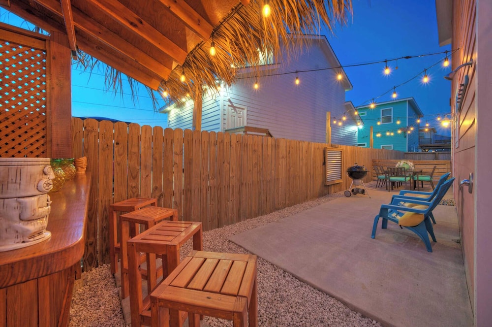 Sleeps 24, 2 Homes Pool, Backyard Tiki Bar, Fire Pit, Cornhole Walk to Beach