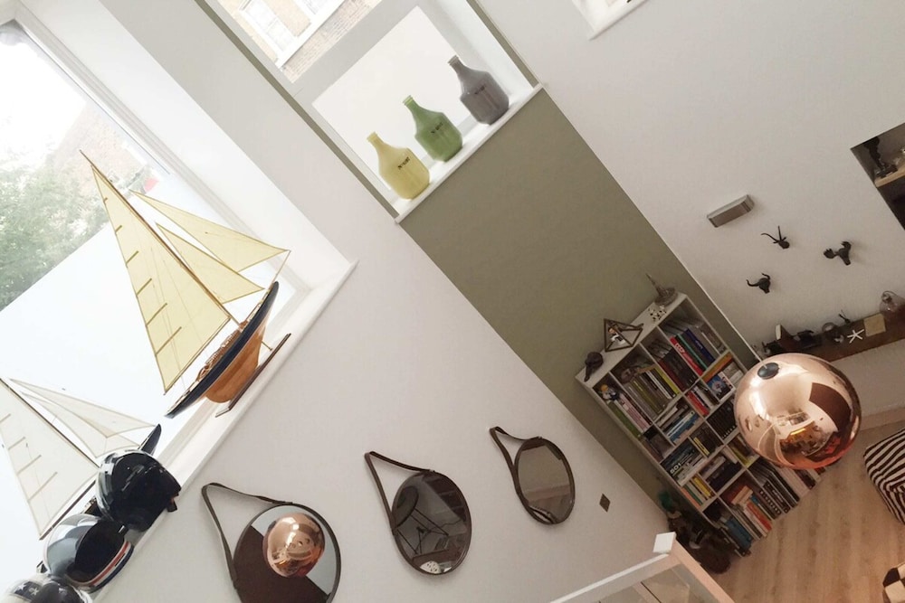 Spacious 1 Bedroom Split Level Old Pub Conversion Tower Bridge